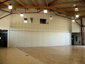 le_fond_de_la_grande_salle_cloison_amovible_de_separation_avec_la_petite_salle_et_en_mezzanine_les_locaux_techniques_original